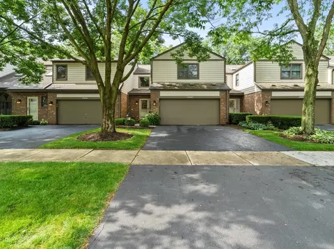 23 W505 Green Trails Dr, Naperville, IL 60540