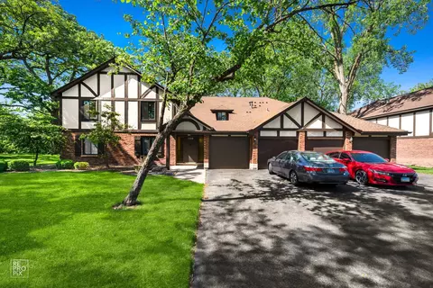 11210 Sycamore Ln #61D, Palos Hills, IL 60465
