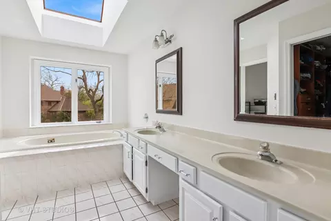 Bath - 1181 Midwest Ln, Wheaton, IL 60189 photo 2 of 3
