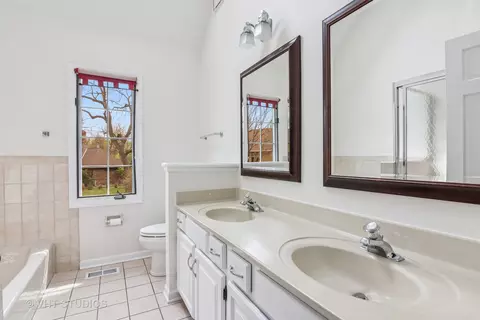 Bath - 1181 Midwest Ln, Wheaton, IL 60189 photo 3 of 3