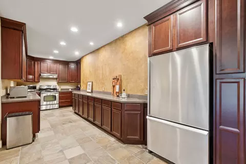 Kitchen - 6 N707 Brookhaven Ln, Saint Charles, IL 60175 photo 7 of 8