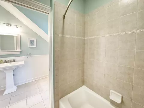 Bath - 6 N707 Brookhaven Ln, Saint Charles, IL 60175 photo 6 of 7