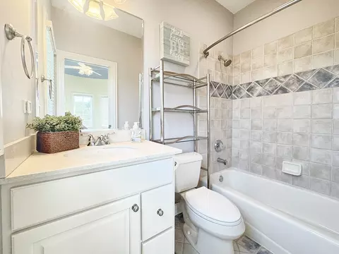 Bath - 6 N707 Brookhaven Ln, Saint Charles, IL 60175 photo 4 of 7
