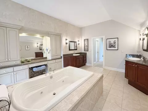 Bath - 6 N707 Brookhaven Ln, Saint Charles, IL 60175 photo 2 of 7