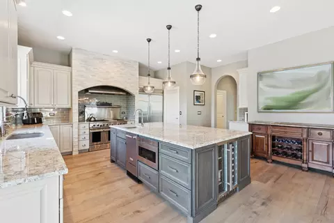 Kitchen - 6 N707 Brookhaven Ln, Saint Charles, IL 60175 photo 6 of 8