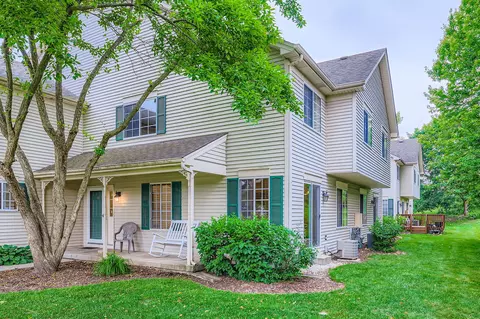 28 W Pheasant Trl #28, Lake In The Hills, IL 60156