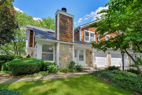 1941 Gresham Cir, Wheaton, IL 60189