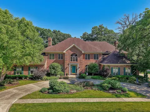 8 Buckingham Dr, Sugar Grove, IL 60554