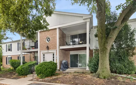 985 Golf Course Rd #8, Crystal Lake, IL 60014