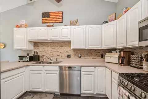 5705 Cobblestone Trl, Mchenry, IL 60050 photo 4