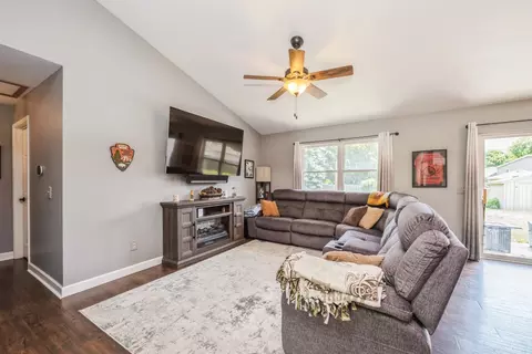 5705 Cobblestone Trl, Mchenry, IL 60050 photo 2