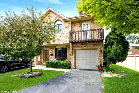 4518 Village Square Ln, Brookfield, IL 60513