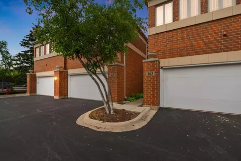 165 Finstad Dr, Libertyville, IL 60048