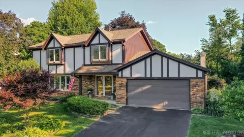 1054 Maple Ln, Batavia, IL 60510