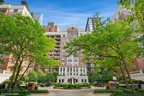 55 W Delaware Pl #420, Chicago, IL 60610