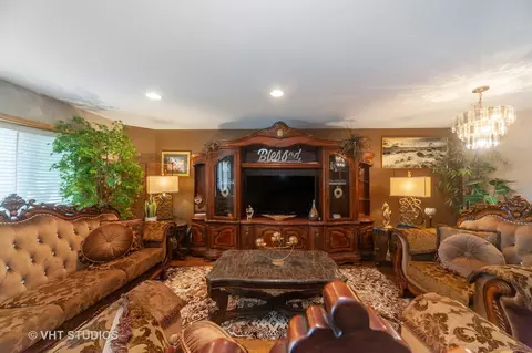 Living - 1775 Lakeview Dr #D, Wheeling, IL 60090 photo 2 of 4