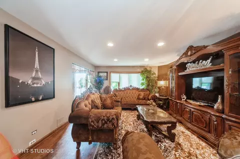 Living - 1775 Lakeview Dr #D, Wheeling, IL 60090 photo 1 of 4