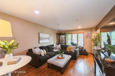 Living - 1775 Lakeview Dr #D, Wheeling, IL 60090 photo 3 of 4
