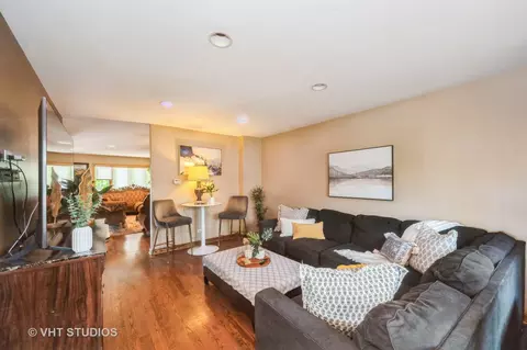 Living - 1775 Lakeview Dr #D, Wheeling, IL 60090 photo 4 of 4