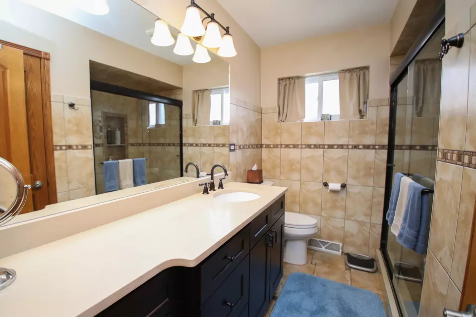 Bath - 5518 S Melvina Ave, Chicago, IL 60638 photo 2 of 2