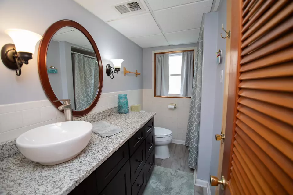 Bath - 5518 S Melvina Ave, Chicago, IL 60638 photo 1 of 2