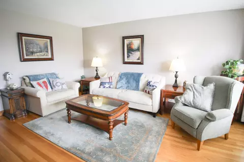 Living - 5518 S Melvina Ave, Chicago, IL 60638 photo 1 of 2