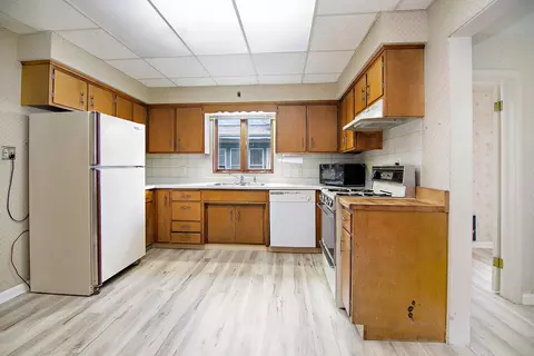 Kitchen - 866 S Evergreen Ave, Kankakee, IL 60901 photo 1 of 3