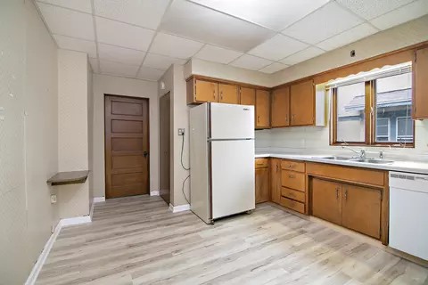 Kitchen - 866 S Evergreen Ave, Kankakee, IL 60901 photo 2 of 3