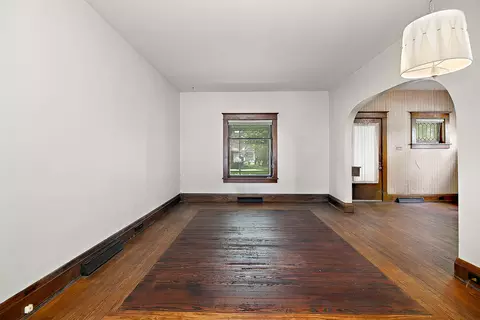 Living - 866 S Evergreen Ave, Kankakee, IL 60901 photo 2 of 3