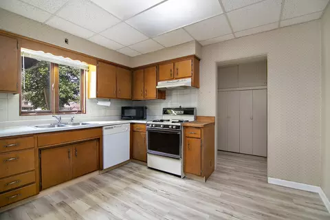Kitchen - 866 S Evergreen Ave, Kankakee, IL 60901 photo 3 of 3