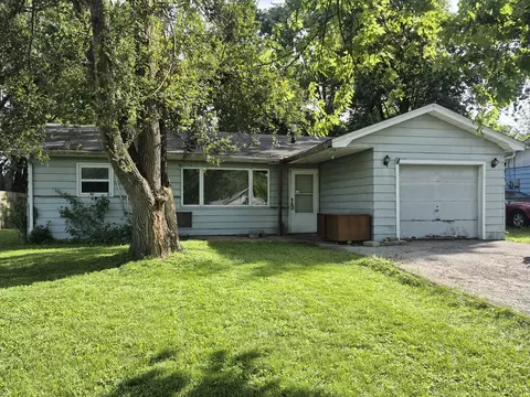 555 W Auburn Ln, Crete, IL 60417