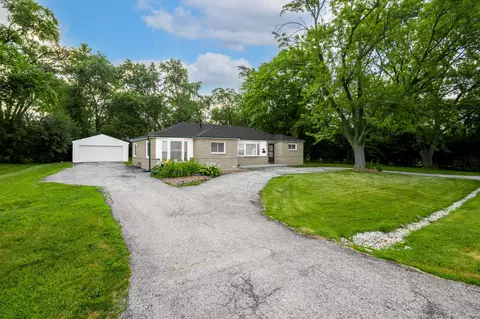 1055 N Bluebonnet Ln, Hoffman Estates, IL 60169