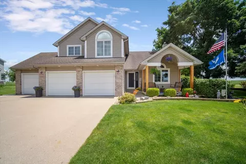 301 Trotter Dr, Heyworth, IL 61745