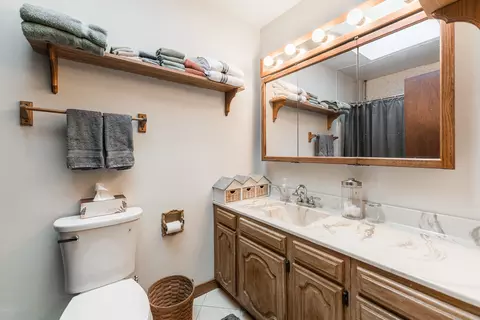 Bath - 17751 Scott Rd, Hinckley, IL 60520 photo 2 of 2