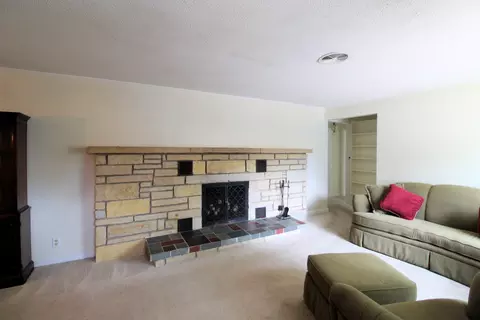Living - 1225 Justine Dr, Kankakee, IL 60901 photo 2 of 5