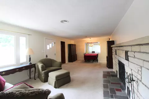 Living - 1225 Justine Dr, Kankakee, IL 60901 photo 3 of 5