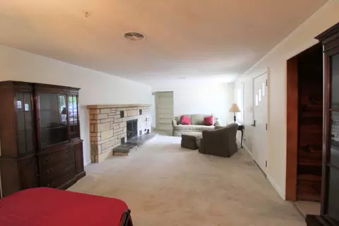 Living - 1225 Justine Dr, Kankakee, IL 60901 photo 1 of 5