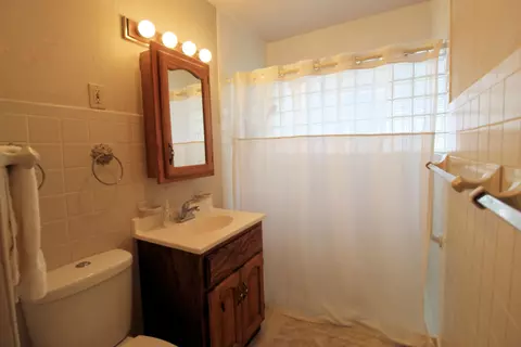 Bath - 1225 Justine Dr, Kankakee, IL 60901 photo 2 of 2