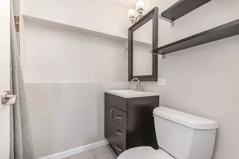Bath - 1320 Jefferson Rd, Hoffman Estates, IL 60169 photo 2 of 2