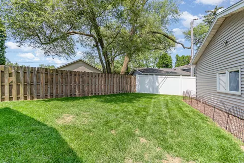 Exterior - 1320 Jefferson Rd, Hoffman Estates, IL 60169 photo 6 of 7