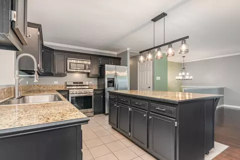 Kitchen - 1320 Jefferson Rd, Hoffman Estates, IL 60169 photo 2 of 3