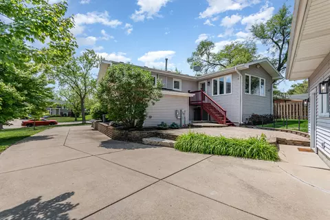 Exterior - 1320 Jefferson Rd, Hoffman Estates, IL 60169 photo 4 of 7
