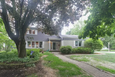 1119 Regency Ln, Libertyville, IL 60048