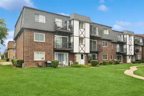 9461 Bay Colony Dr #2N, Des Plaines, IL 60016