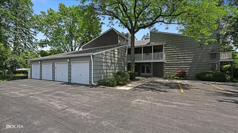 2051 Creekside Dr #2-3, Wheaton, IL 60189