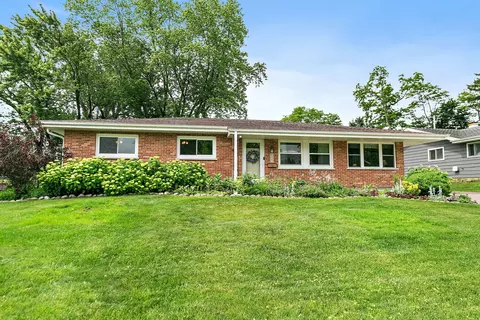 655 Cambridge Ln, Hoffman Estates, IL 60169