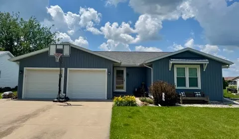 605 Countryside Ln, Pontiac, IL 61764