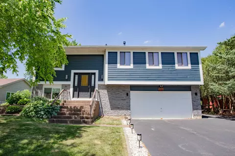 546 Whispering Pines Rd, Lindenhurst, IL 60046