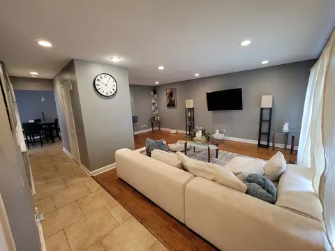 Living - 310 Partridge Ln, Wheeling, IL 60090 photo 1 of 2