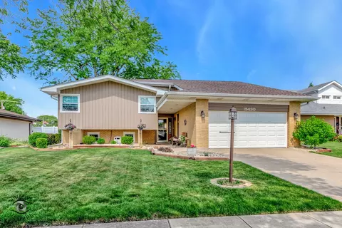 15430 Ann Marie Dr, Oak Forest, IL 60452